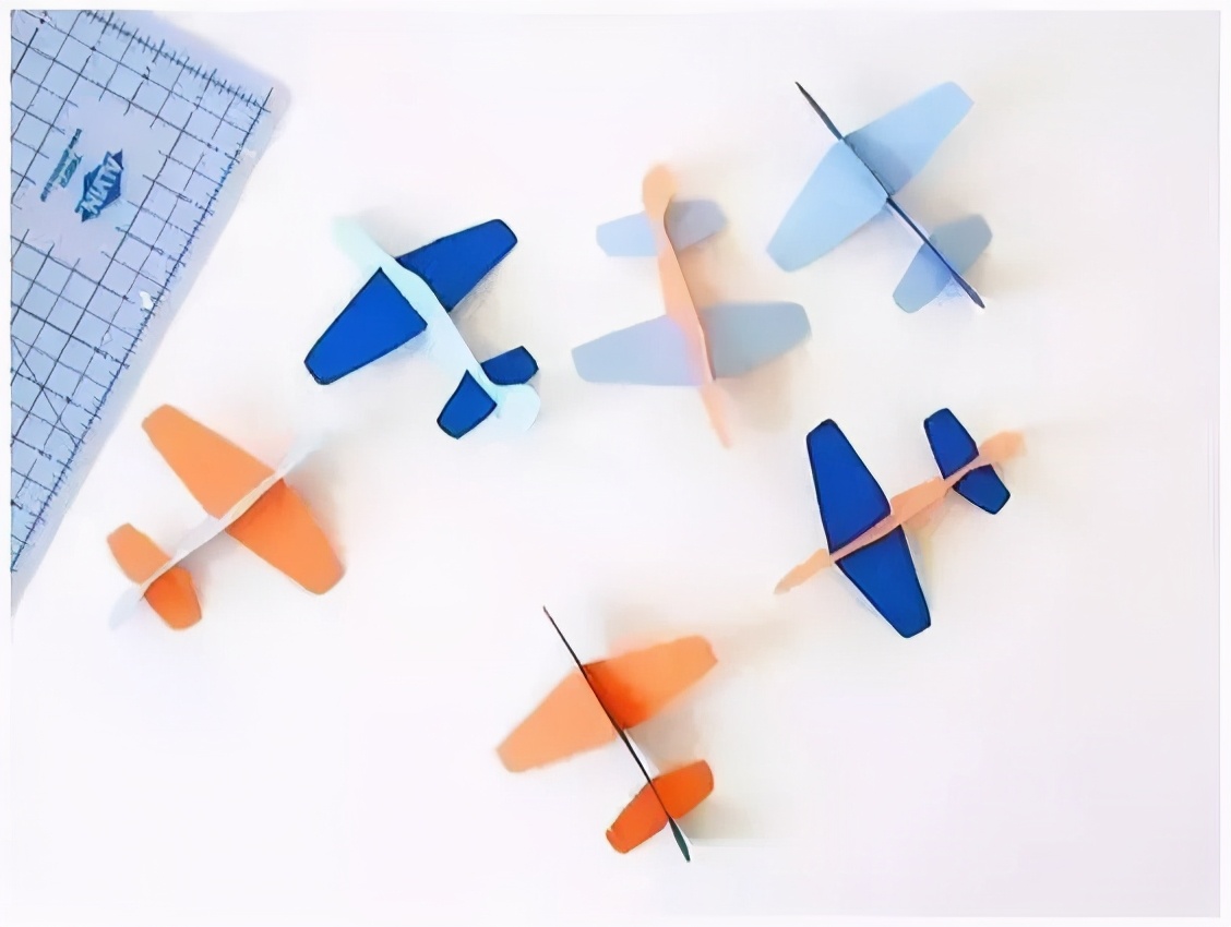 能飞的手工飞机制作幼儿园,国庆幼儿园手工制作飞机图文