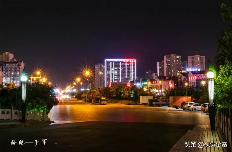 金寨城市夜晚霓虹灯璀璨,金寨山城夜景美景