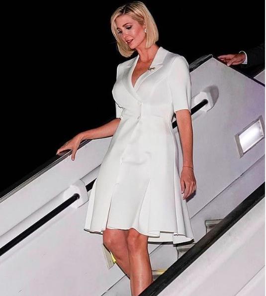 骨架大怎样穿白色裙装？伊凡卡给了最佳示范，全身白要搭一点金