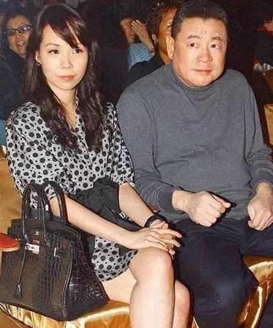 她16岁辍学,20岁当狗仔,未婚产下一儿一女后,37岁终成豪门阔太