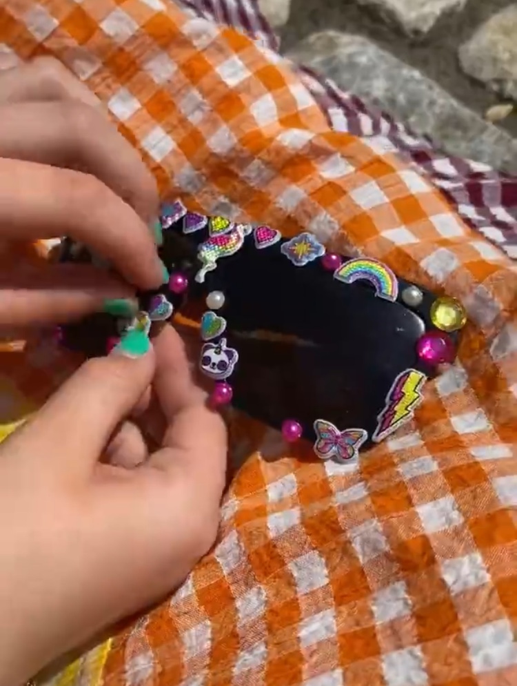 小七宅家化身美厨娘，光脚下厨超敬业，穿连衣裙胳膊好壮太抢镜