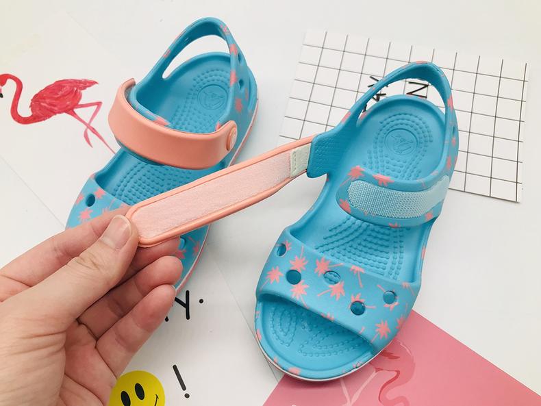 卡骆驰凉鞋表面怎么清洗,卡骆驰洞洞鞋穿大点好看吗