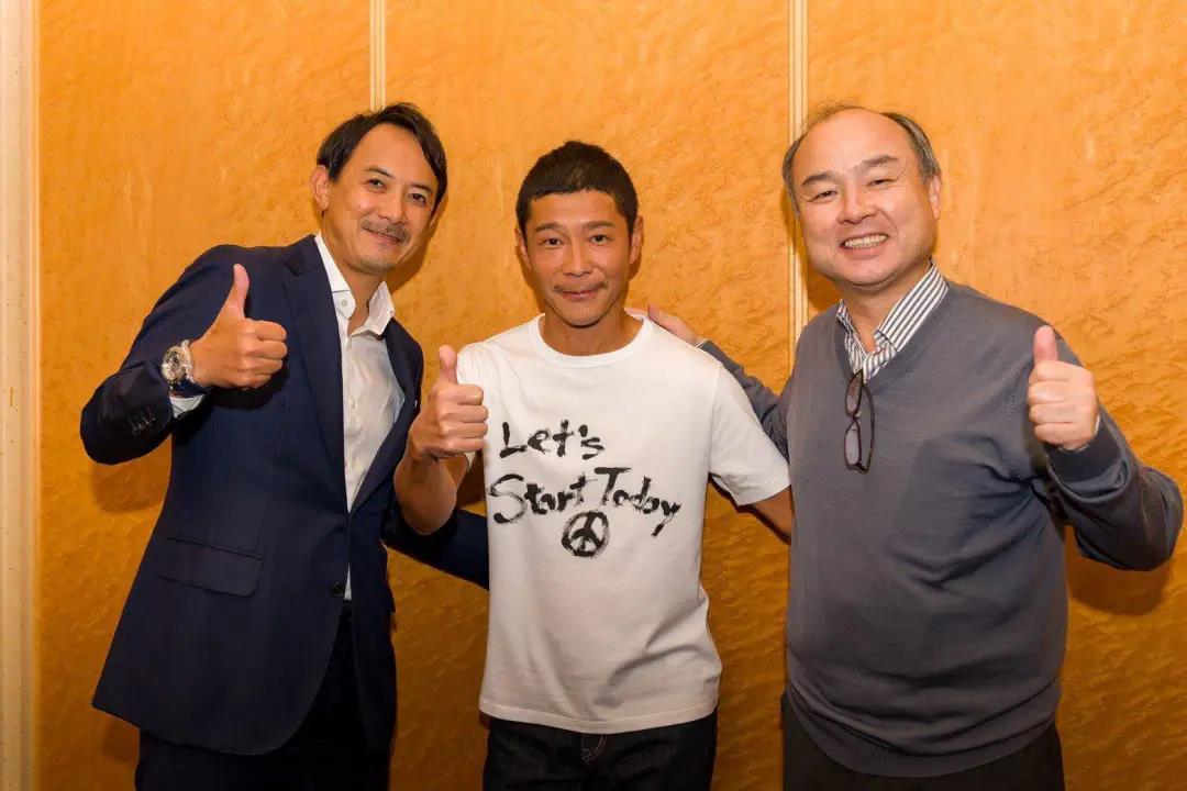 骑在马斯克头上的男人,骑在马斯克肩上的人