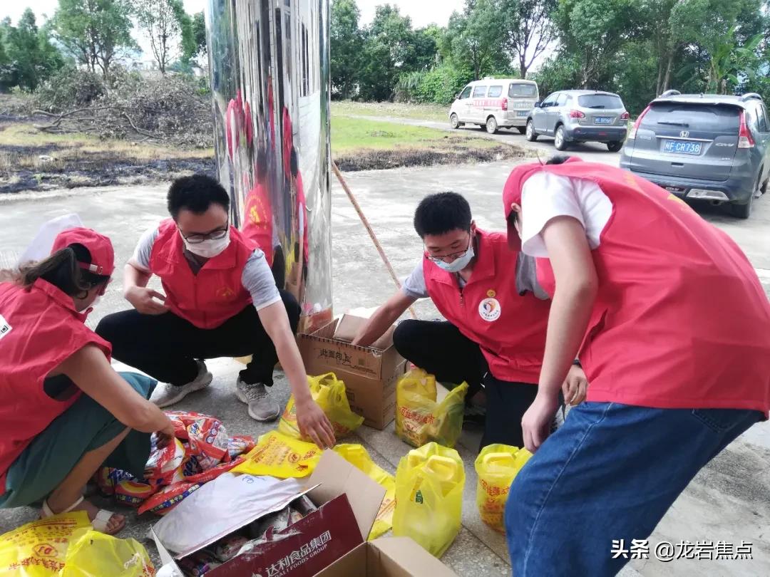 志愿者红马甲走进老人院,红马甲志愿者走访孤寡老人