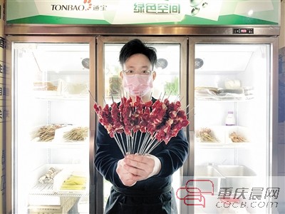 希望我们的生活早点步入正轨,希望我们转身就能回到正常的生活