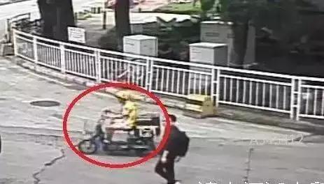 拘了！上班路上遇*狼色**袭胸，女孩这么做送他进拘留所！