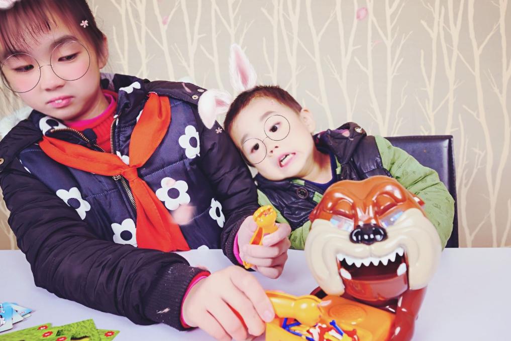 外国小孩被玩具洋娃娃吓哭,六岁女童被洋娃娃吓哭了