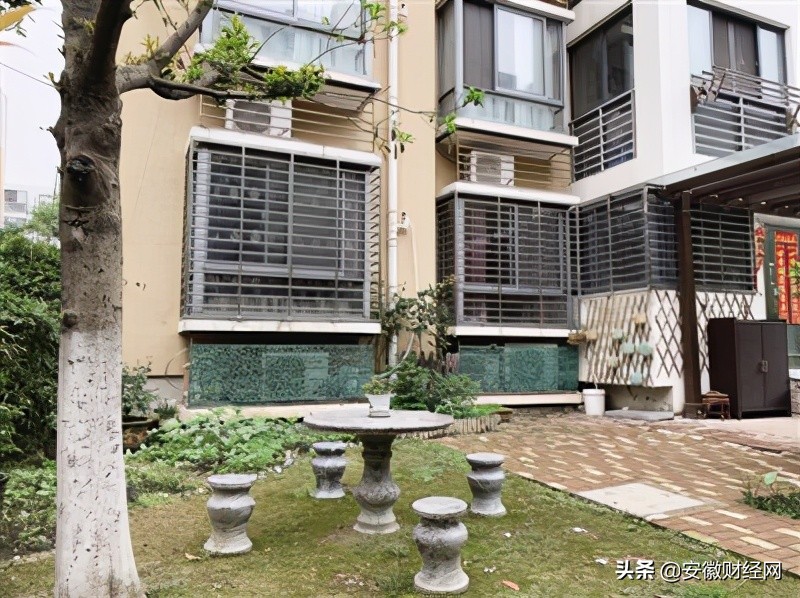 公共车位被占户外空间“圈地划院”合肥经开区磬苑小区业主投诉违建多年仍未解决