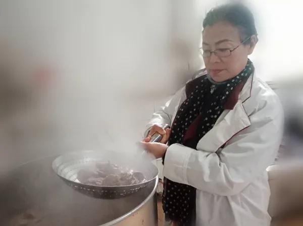 来成都必吃的鸭脑壳,来成都一定要吃麻辣兔头