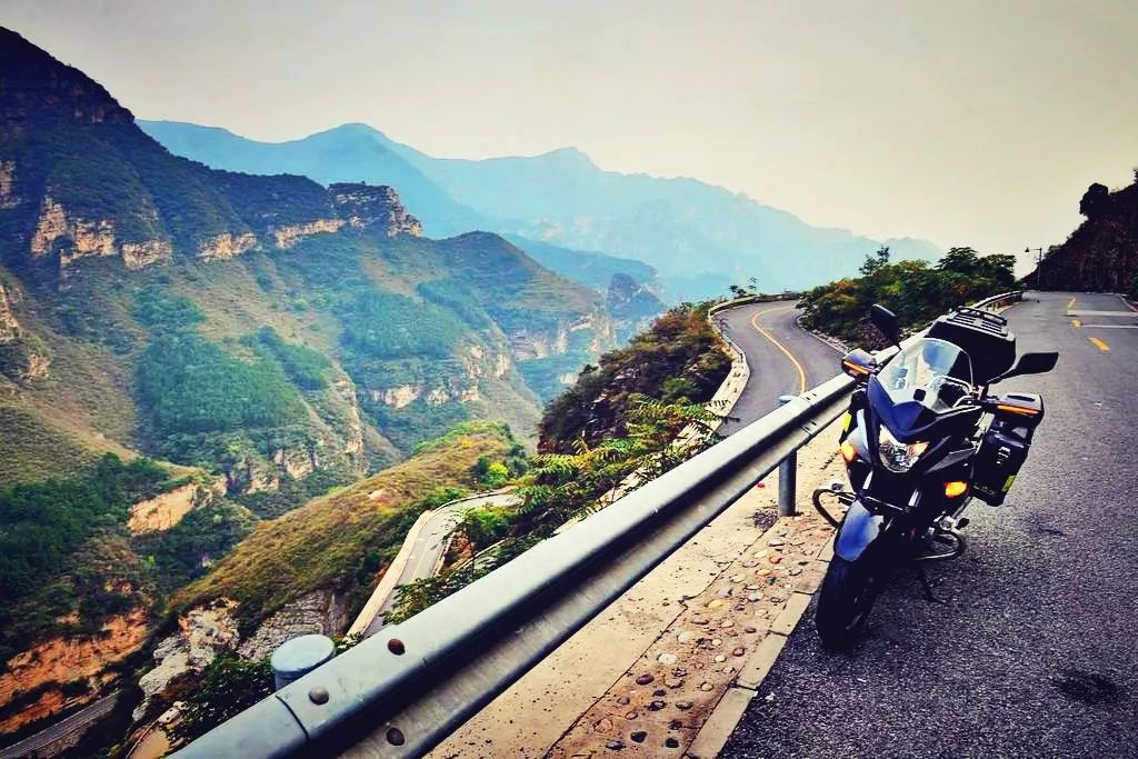 涓変釜楠戝＋鐨勭壒鎽勫墽,涓変釜楠戝＋