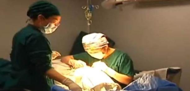 女子丰胸手术后变三胸,女子多次隆胸后体内有10个假体