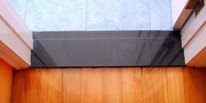 家装门槛石下面需要放什么,门槛石最好的装修方法