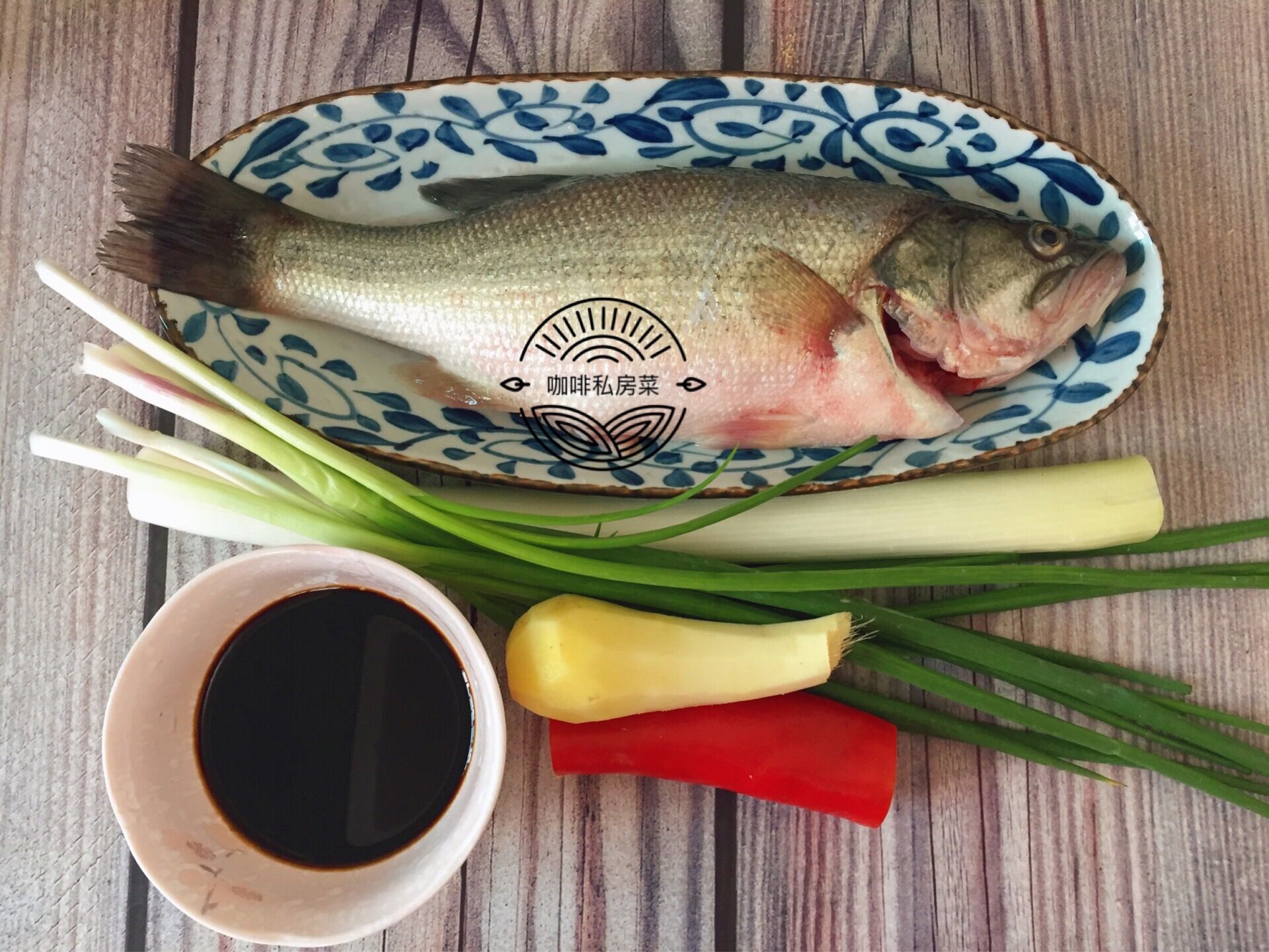 清蒸鱼是先浇热油还是先倒鱼豉油,清蒸鱼先放蒸鱼豉油还是先浇热油
