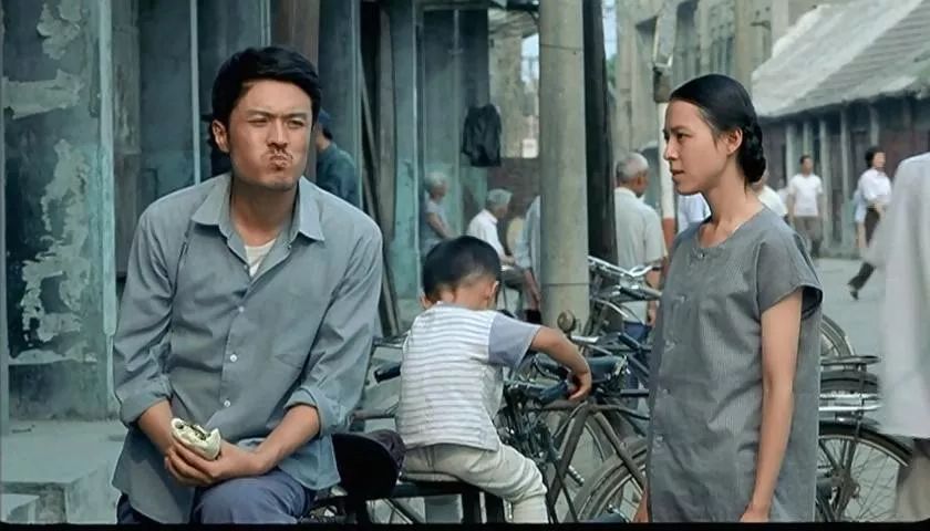 地位与张艺谋不相上下,他第一次做导演,扯掉了理想主义的遮羞布