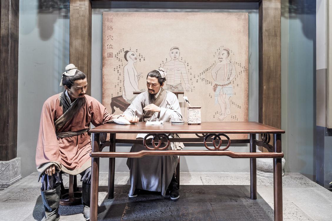 打嗝怎么快速解决按哪个手指,打嗝简单的制止方法用筷子