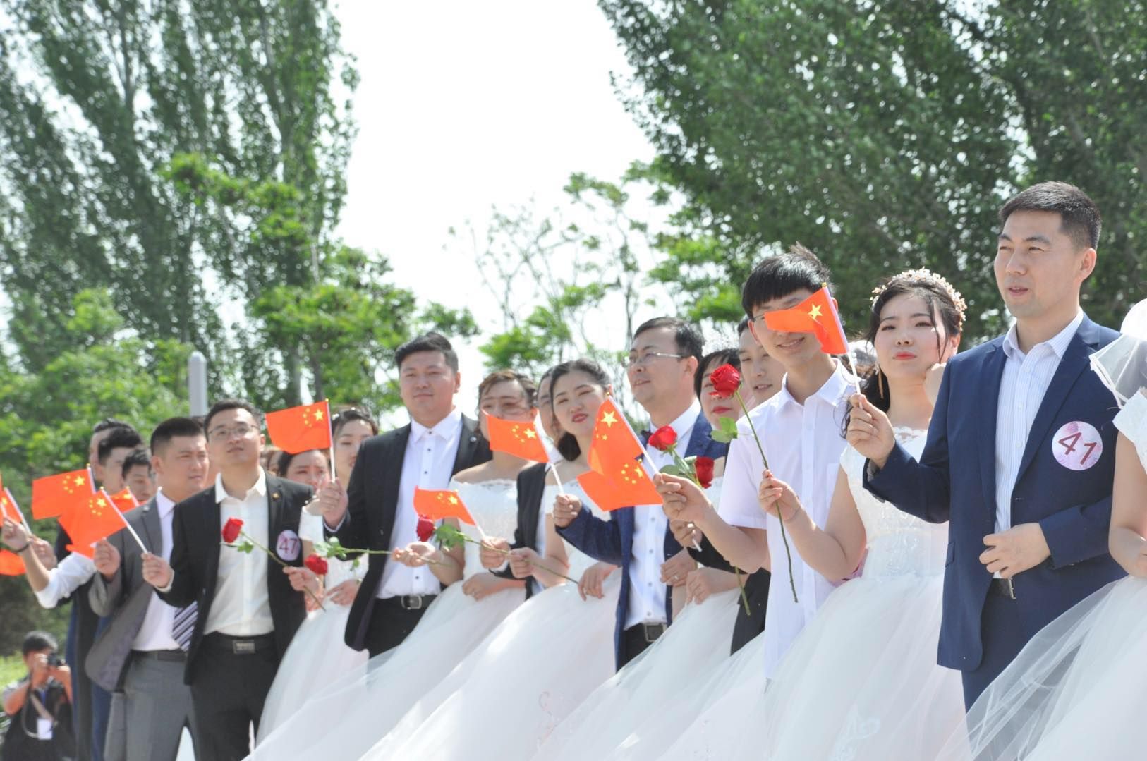 赏过秀美浑河美景，再逛热闹婚博，集体婚礼后，新人们再享福利