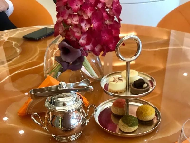 迪拜机场豪华VIP私人候机楼,还可试驾布加迪威龙,简直壕气冲天