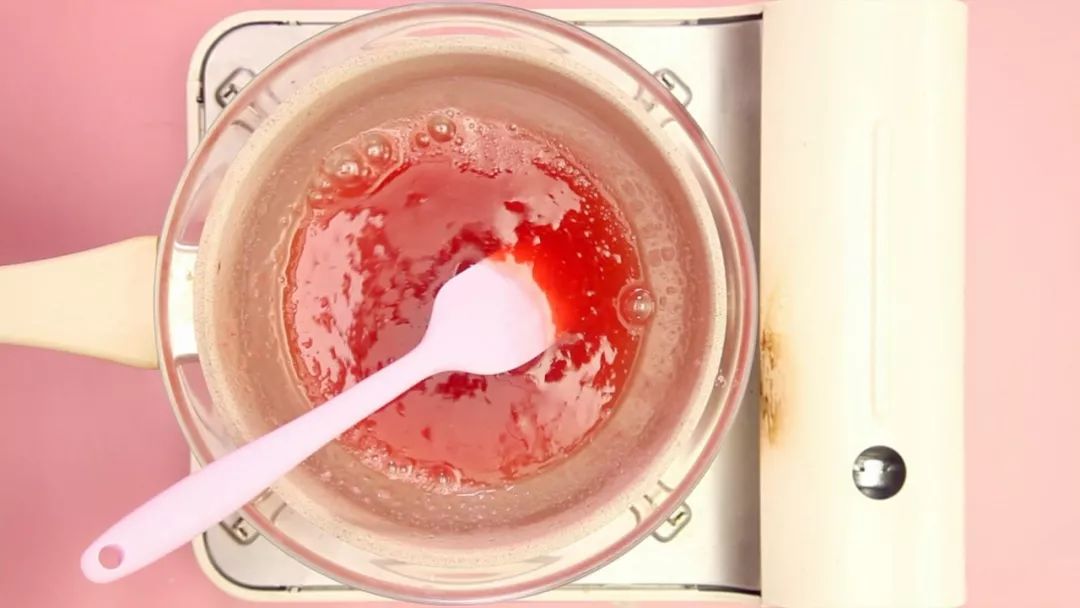 满满的草莓香味的慕斯，不用烤箱就能做、简单快手！
