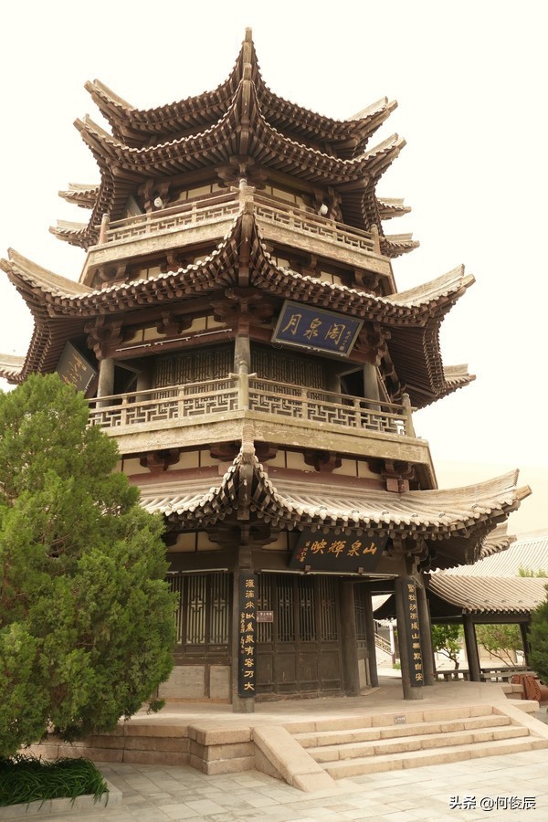 鸣沙山月牙泉堆满了游客,鸣沙山月牙泉景区