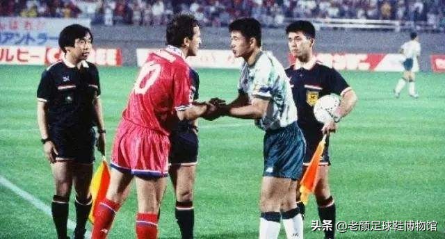 被终身禁赛的共产主义球王，最痛恨皇马的巴萨巨星曾经当过炊事员