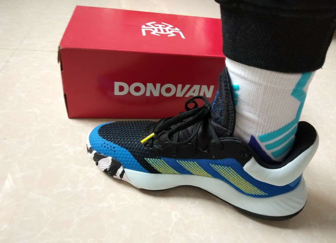 米切尔一代,300元档很值得入手的一双阿迪签名球鞋