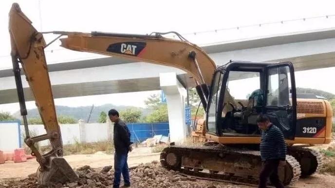 老板买卡特彼勒320挖掘机,老板买卡特新款挖掘机