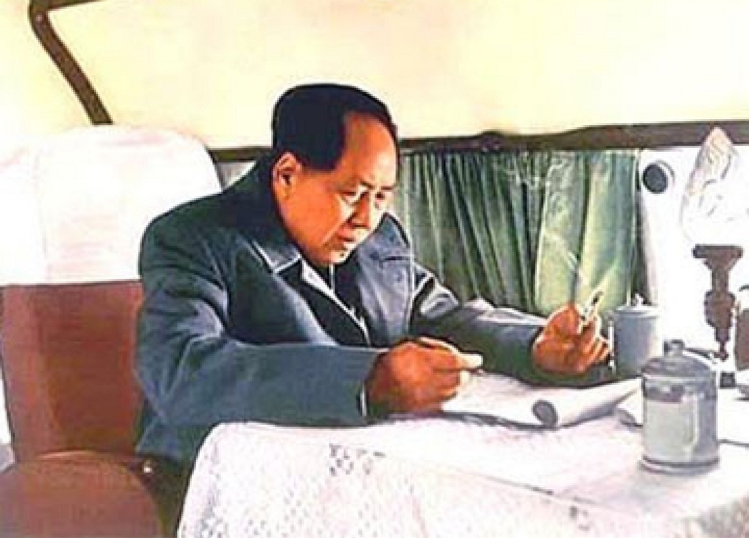 王爱梅称赞毛主席比诸葛亮高明，举出3大事例，主席：这次你赢了