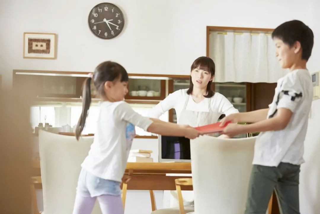 严厉姐姐训弟弟,严厉的姐姐教育弟弟