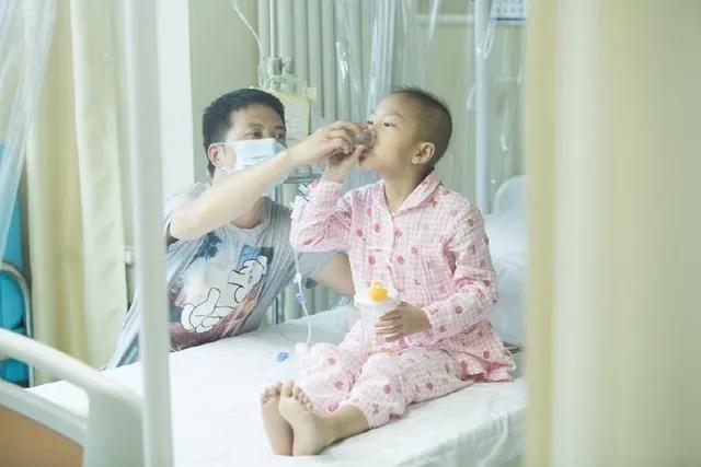 小女孩白血病很懂事放弃治疗,小女孩患白血病主动提出不治