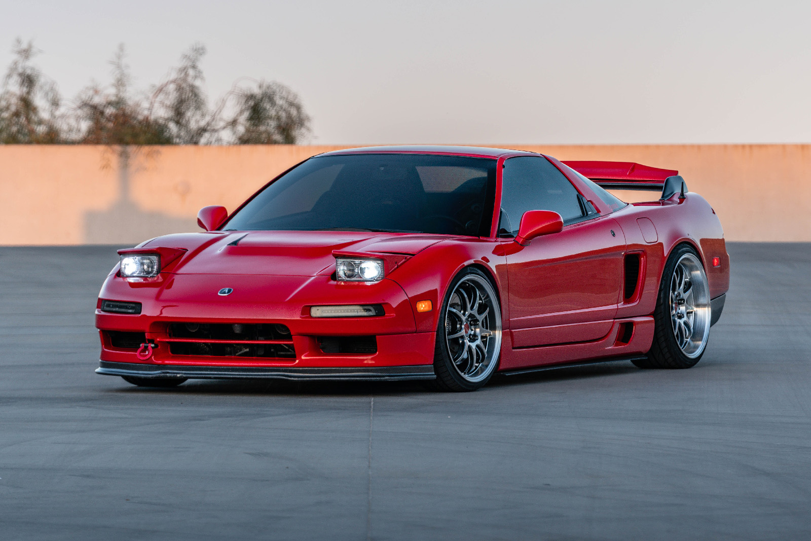 采用“法拉利红”车漆的1995款本田NSX，仍然保持超跑姿态