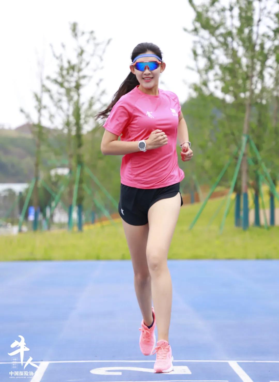 马拉松跑者网红,马拉松运动员领跑手势