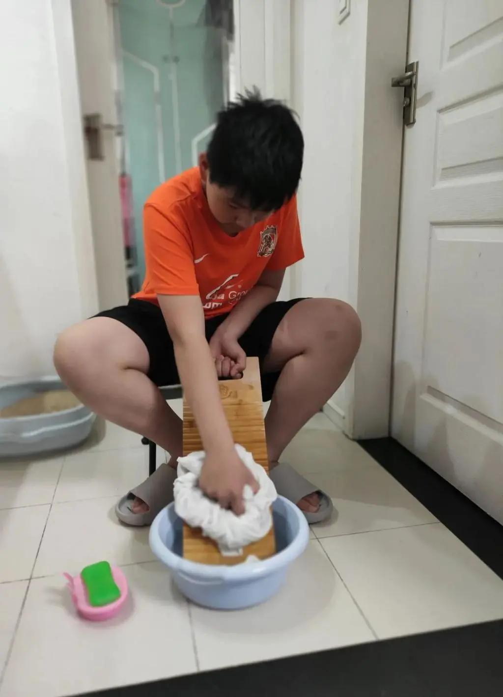 上海这所学校火了!暑假每人发一块搓衣板!连老人看了都惊讶