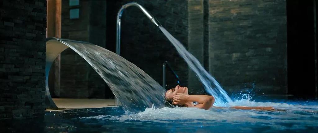 演艺圈里的职业赛车手,他是三个孩子的爸爸的英文怎么说