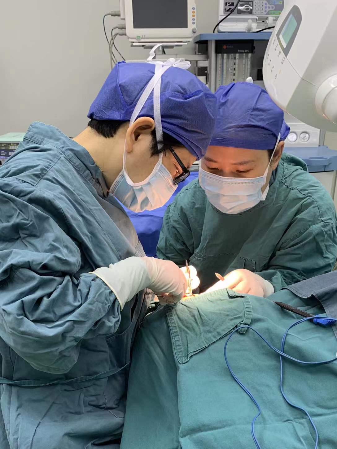 老年眼皮松弛怎么回事,30岁眼皮松了耷拉下来怎么办