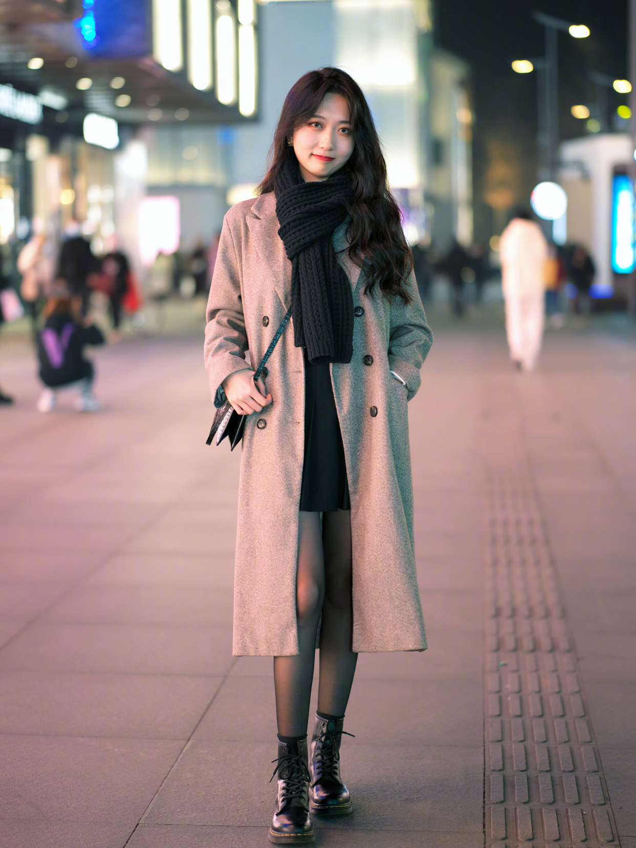 “大衣+裙子”，冬天这么穿，美得优雅又大方