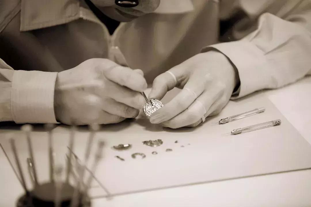 怎样保养手表才不会有划痕,手表外壳有较深的划痕怎样修复