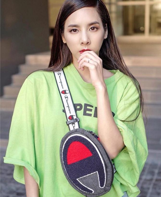 包包也有中性风，混搭帅气造型