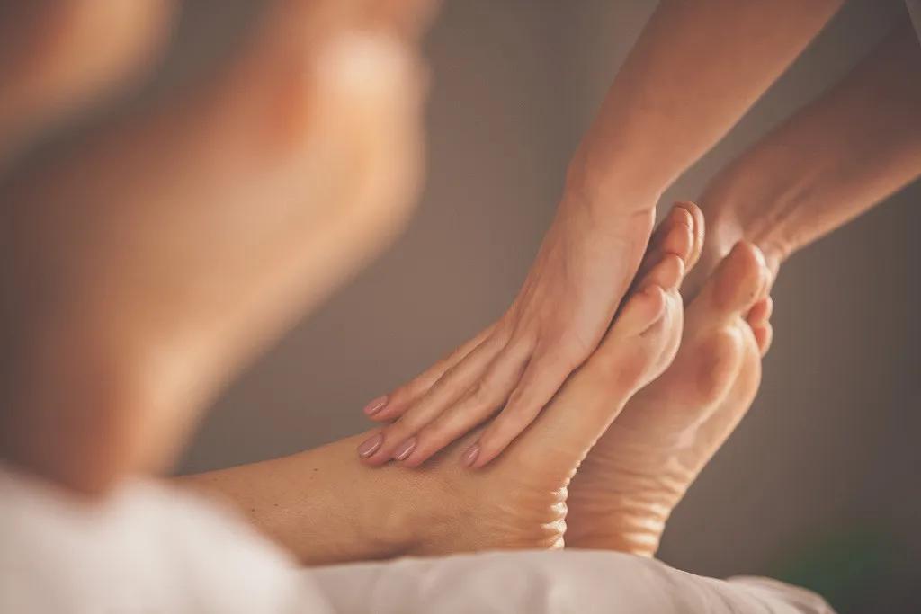 拉足背能拉开哪四条经络,足上疏通经络