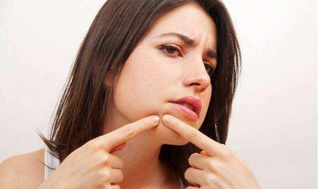 嘴角老长痘痘怎么办不一定是上火,嘴角上火起疙瘩疱疹怎么快速消除