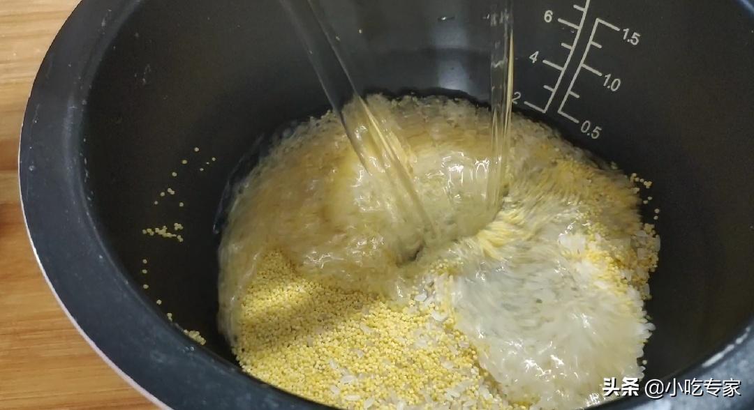 炖大骨汤先加盐还是后加盐,大骨汤加什么去腥味