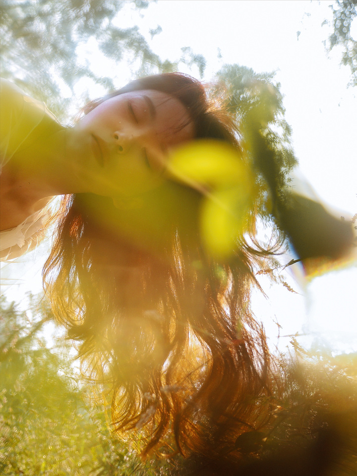 少女身穿薄纱光影柔美,朦胧的情绪在树林间蔓延