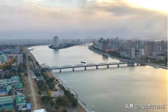 朝鲜上层人士的生活，住豪华江景房，妻子却在摆地摊