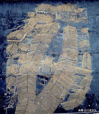 山顶一只船，其实它是一格形状像船的小镇