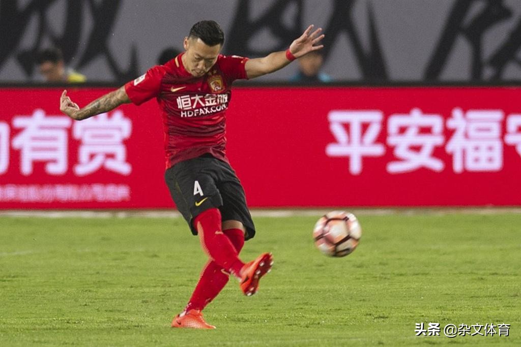 留在恒大继续拿800万年薪！3年为球队出场35次，未能接班郑智