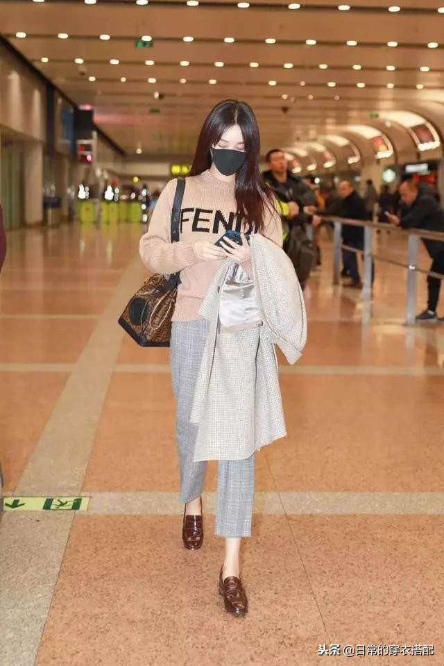 杨幂机场秀穿搭,机场走秀女明星