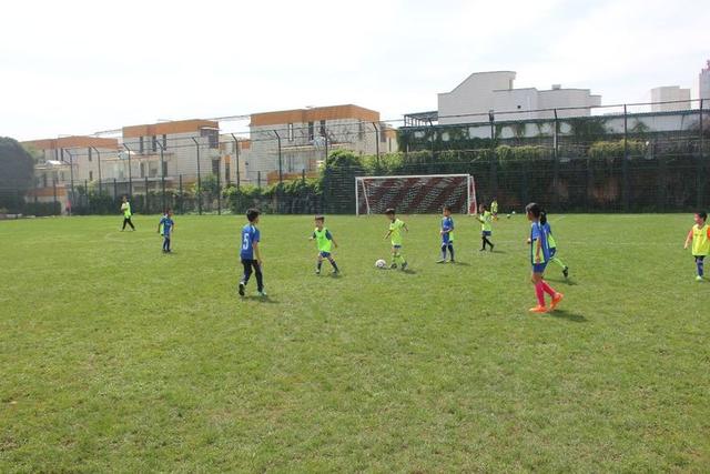 教我们怎么踢足球,怎么教孩子们踢球