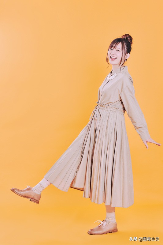 高桥李依为麒麟一番榨啤酒拍摄的宣传图和访谈