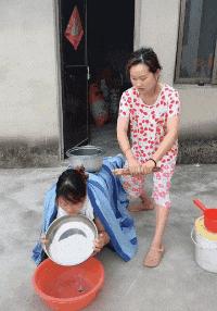 搞笑gif女人结婚前和结婚后的差别,新娘害羞蒙脸搞笑视频