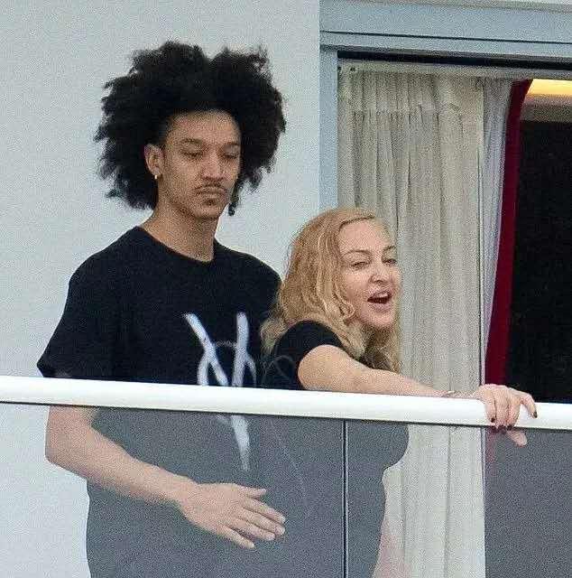 63岁麦当娜牵90后男友现身,麦当娜与小35岁新男友合照