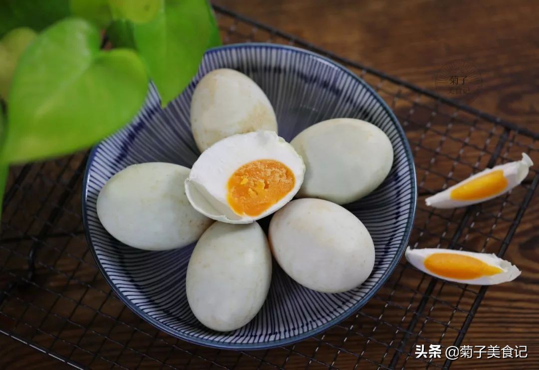咸鸭蛋好吃又简单的腌制方法,简单腌制咸鸭蛋家常做法